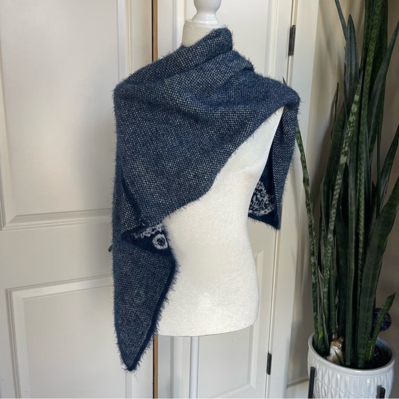 Cashmere Blend, Reversible Navy and White Paisley Print Poncho - Picture 5 of 9